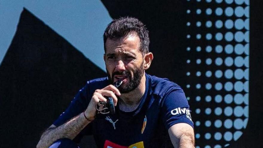 Carlos Corberán, en un entrenamiento en Paterna. | LEVANTE-EMV