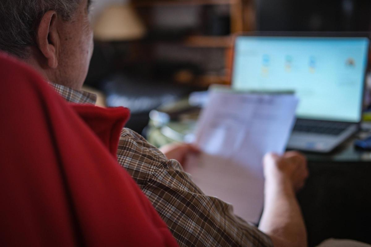 Un hombre revisa sus facturas y recibos.