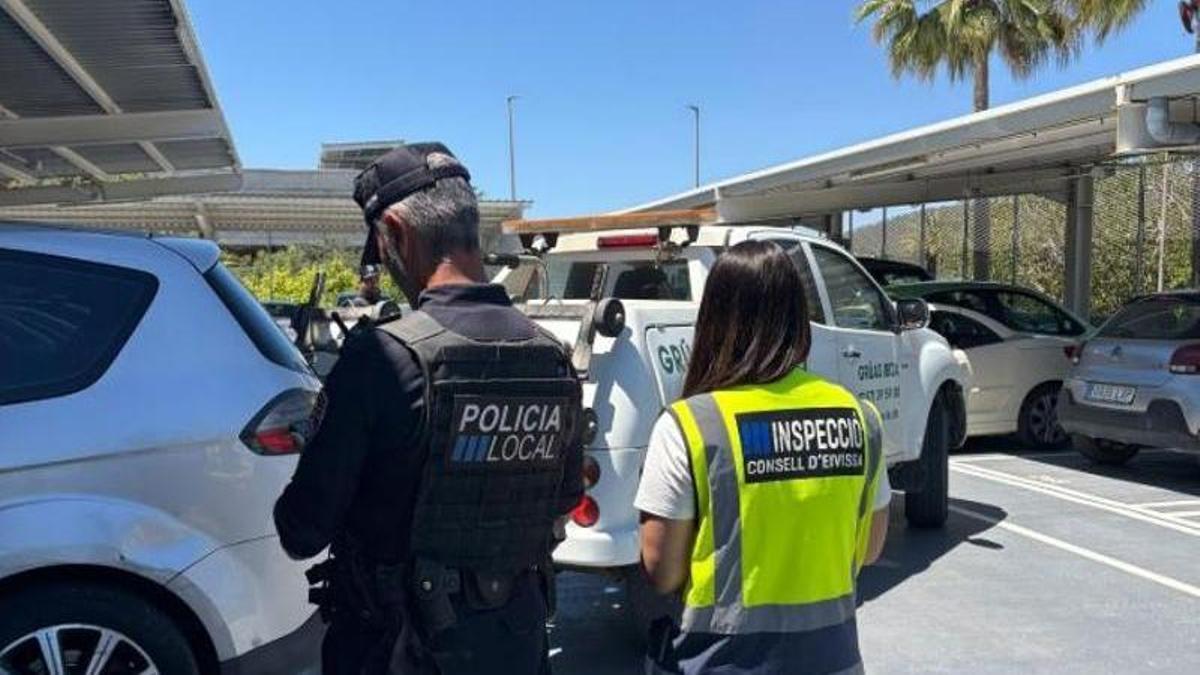 Retirada de un taxi pirata.