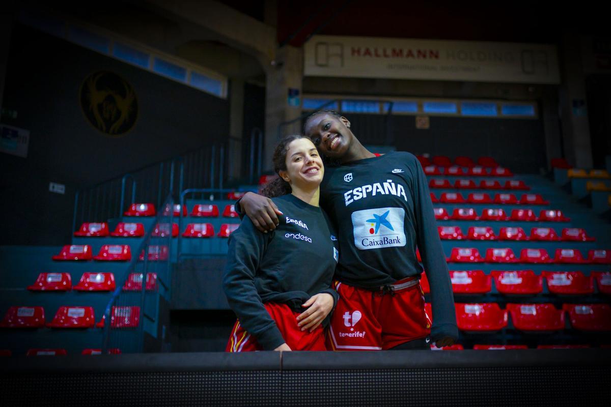 Elena Buenavida y Awa Fam, en la previa al partido ante Austria