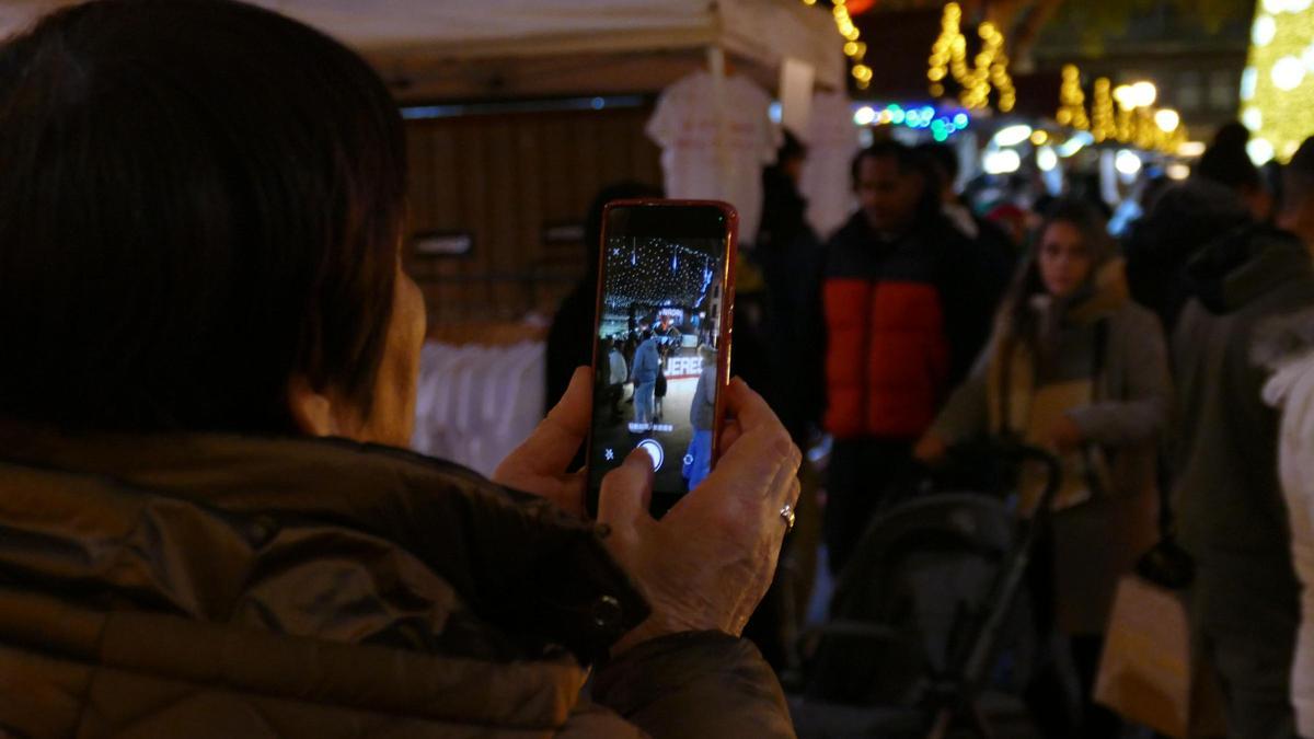 El Mercat de Nadal de Figueres atrau centenars de persones.