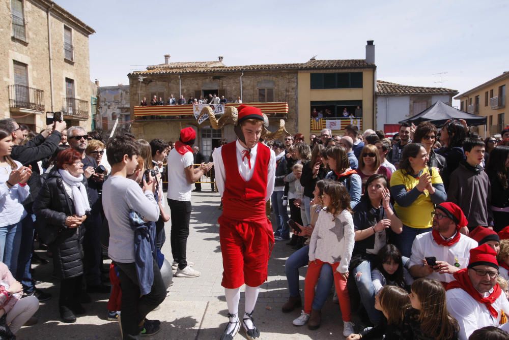 Cornellà del Terri celebra la plantada de l'Arbre i el Ball del Cornut