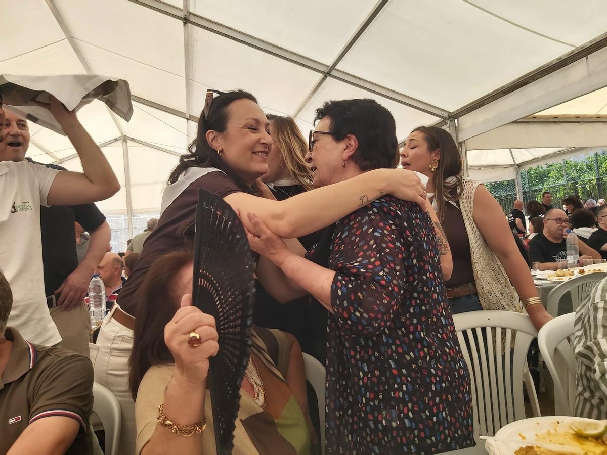 Dos mujeres se abrazan durante el encuentro