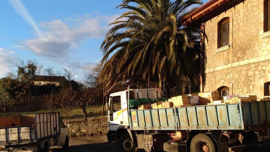 Los camiones, cargados con las donaciones de material para el Sahara recogidas en Grado.