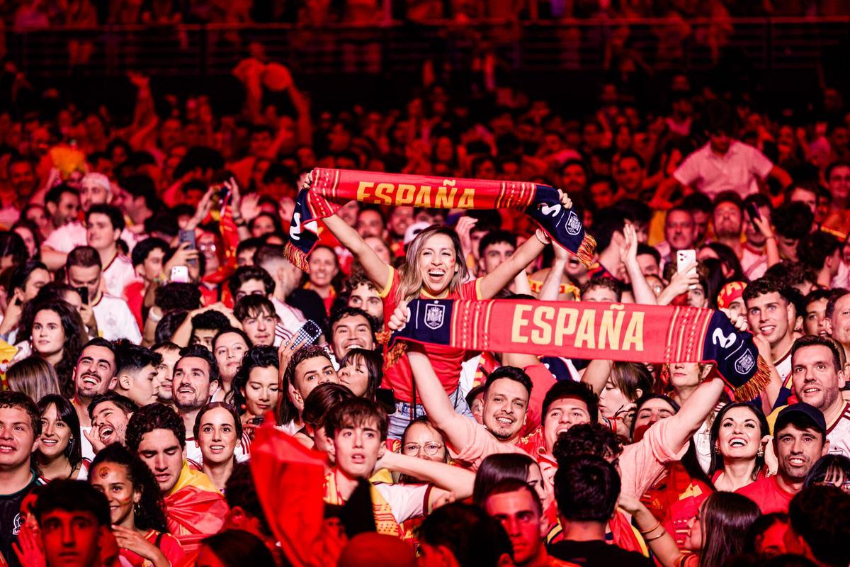 Aficionados de la selección española durante la celebración del partido entre España y Argentina, en el Movistar Arena, a 19 de julio de 2026, en Madrid (España). El partido enfrenta a las selecciones de España y Argentina en la final de la Copa del Mundo de fútbol 2026 para ver quién se hace con el trofeo. El combinado español enfrenta la segunda final de su historia, mientras que los argentinos repiten este año tras disputar la final del Mundial de Qatar 2022, del que salieron campeones. Carlos Luján / Europa Press 20/07/2026