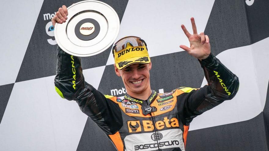 Fermín Aldeguer, a la izquierda, celebra en el podio su tercer puesto en Australia. Pedro Acosta, a la derecha, rodando bajo la lluvia. | BOSCOSCURO/GARETH HARFORD