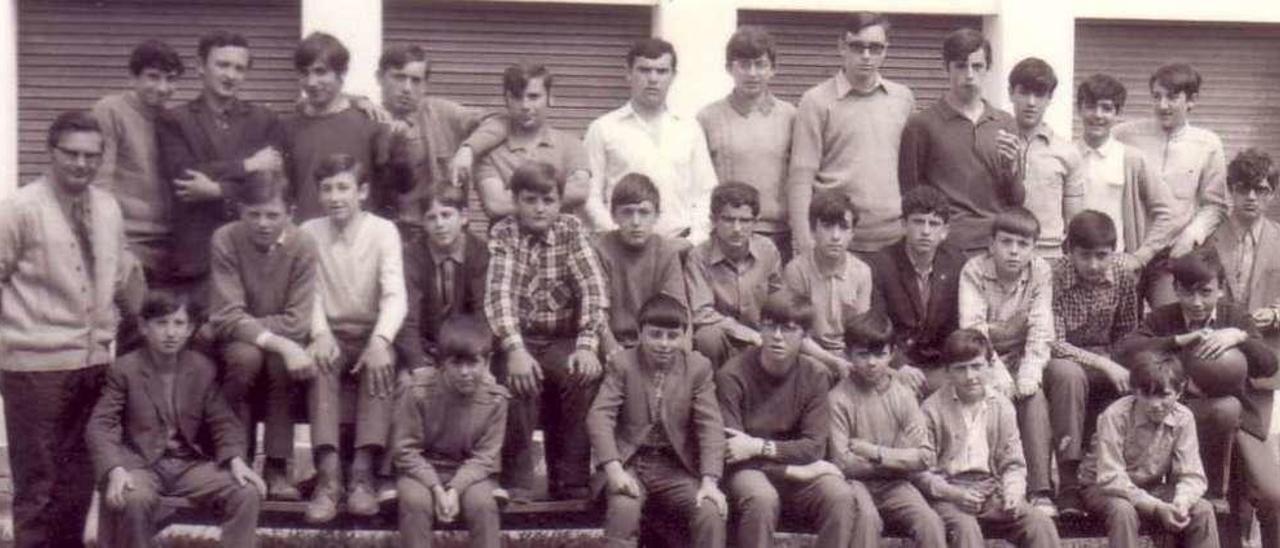 Foto de grupo de los chicos del internado Manuel Suárez correspondiente al curso 1969-1970.