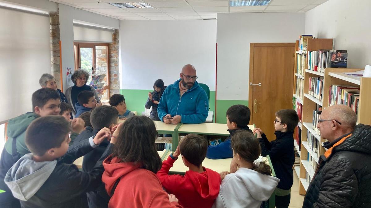 El regidor, Francisco López, en el acto de apertura del espacio lector.