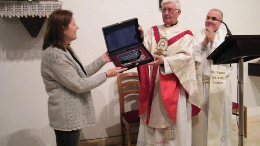 Carmen Losa entregando la placa de homenaje a José Luis Fernández, junto al arcipreste José Julio Velasco.