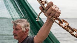 Un pescador en un barco de bajura. La pesca es uno de los sectores con menos relevo generacional.