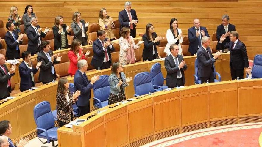 Los diputados del PP aplauden la intervención de Feijóo ayer en el Parlamento.