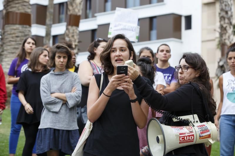 19.06.18. Las Palmas de Gran Canaria.  Un centenar de personas se concentran en Las Palmas de Gran Canaria para mostrar su rechazo ante la puesta en libertad provisional de 'La Manada'. Plaza de La Feria. Foto Quique Curbelo  | 21/06/2018 | Fotógrafo: Quique Curbelo