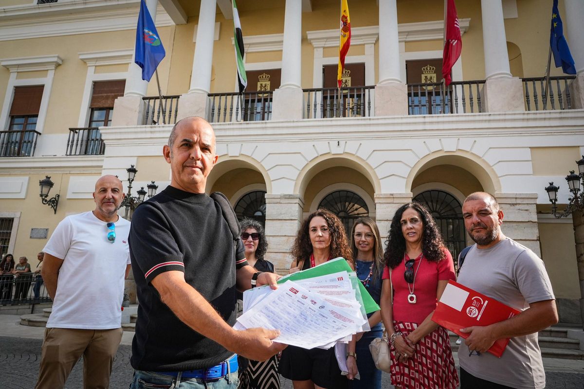 Los representantes sindicales muestran las firmas recogidas en apoyo a la aprobación del reglamento.