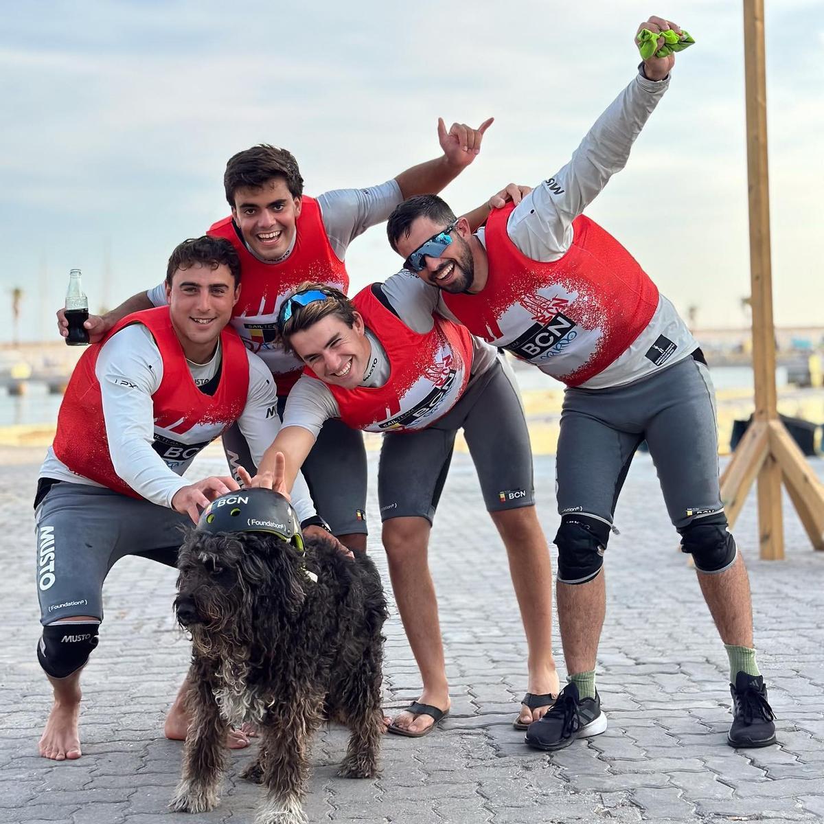 Antonio Torrado y varios integrantes del Sail Team BCN posan con su mascota tras un entrenamiento