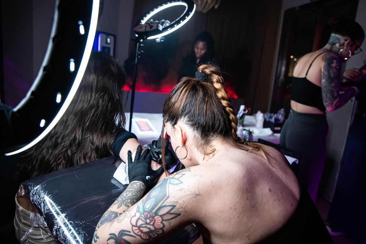 Un escaparate para artistas locales, por ejemplo, del tatuaje