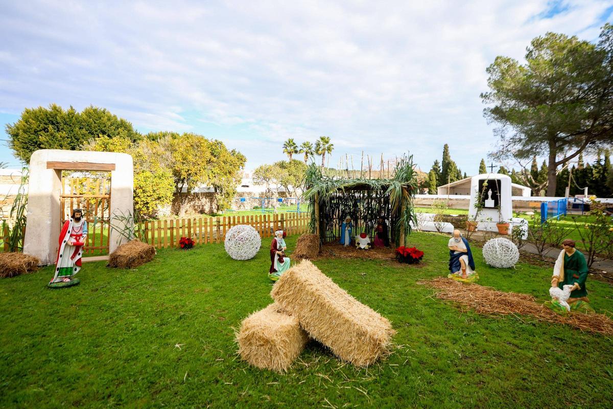 El belén en el jardín de la iglesia de Santa Gertrudis.