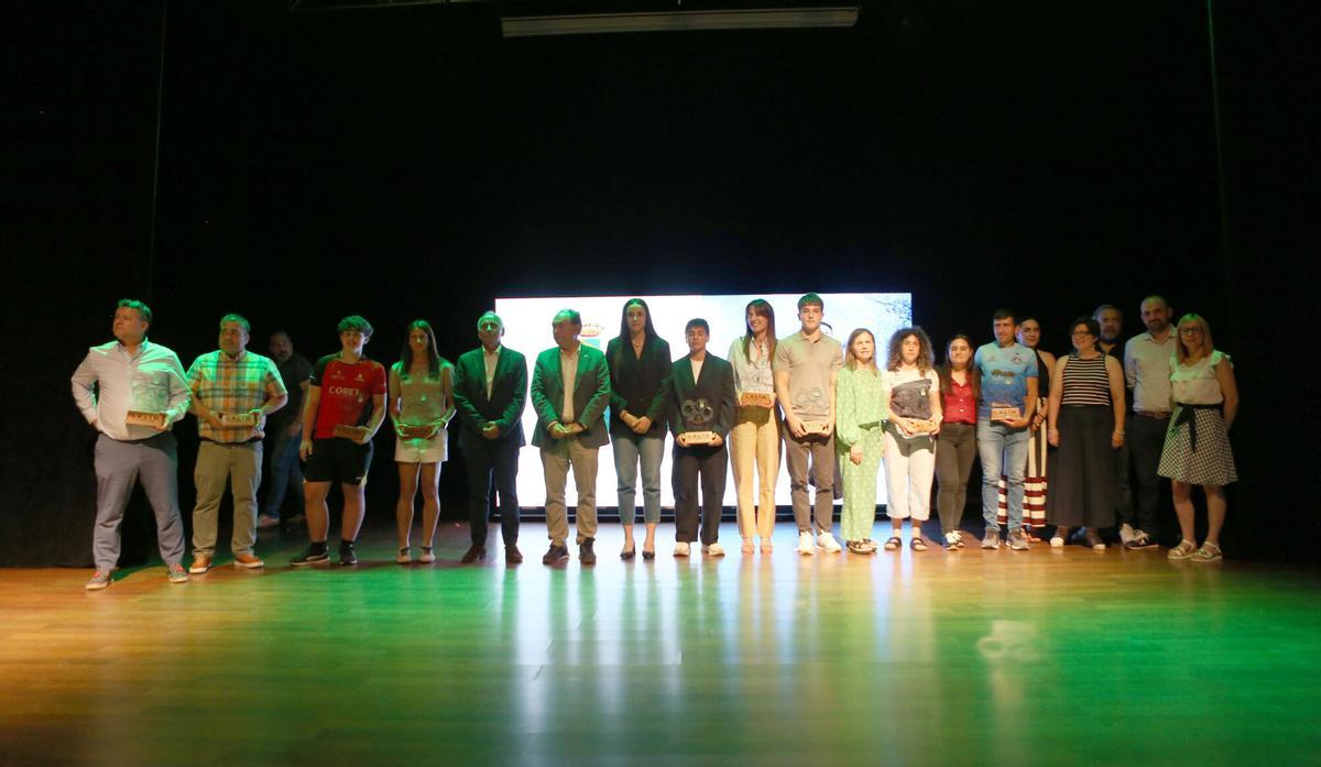 Foto de familia de los galardonados en la Gala do Deporte de Lalín.