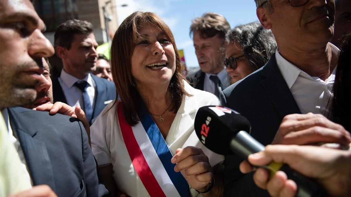 Michèle Rubirola habla con la prensa tras ser nombrada alcaldesa de Marsella.