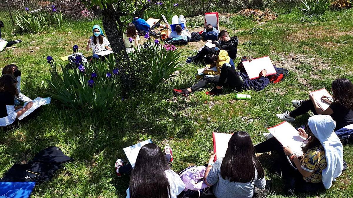 Los alumnos de Primero de ESO en los exteriores del instituto de Puebla de Sanabria. | A. S.