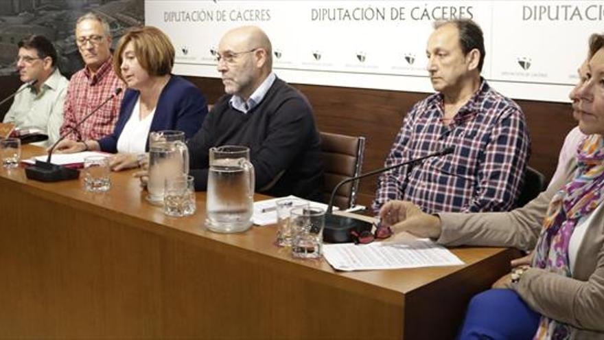 La Diputación de Cáceres firma un pacto social para mejorar la situación laboral