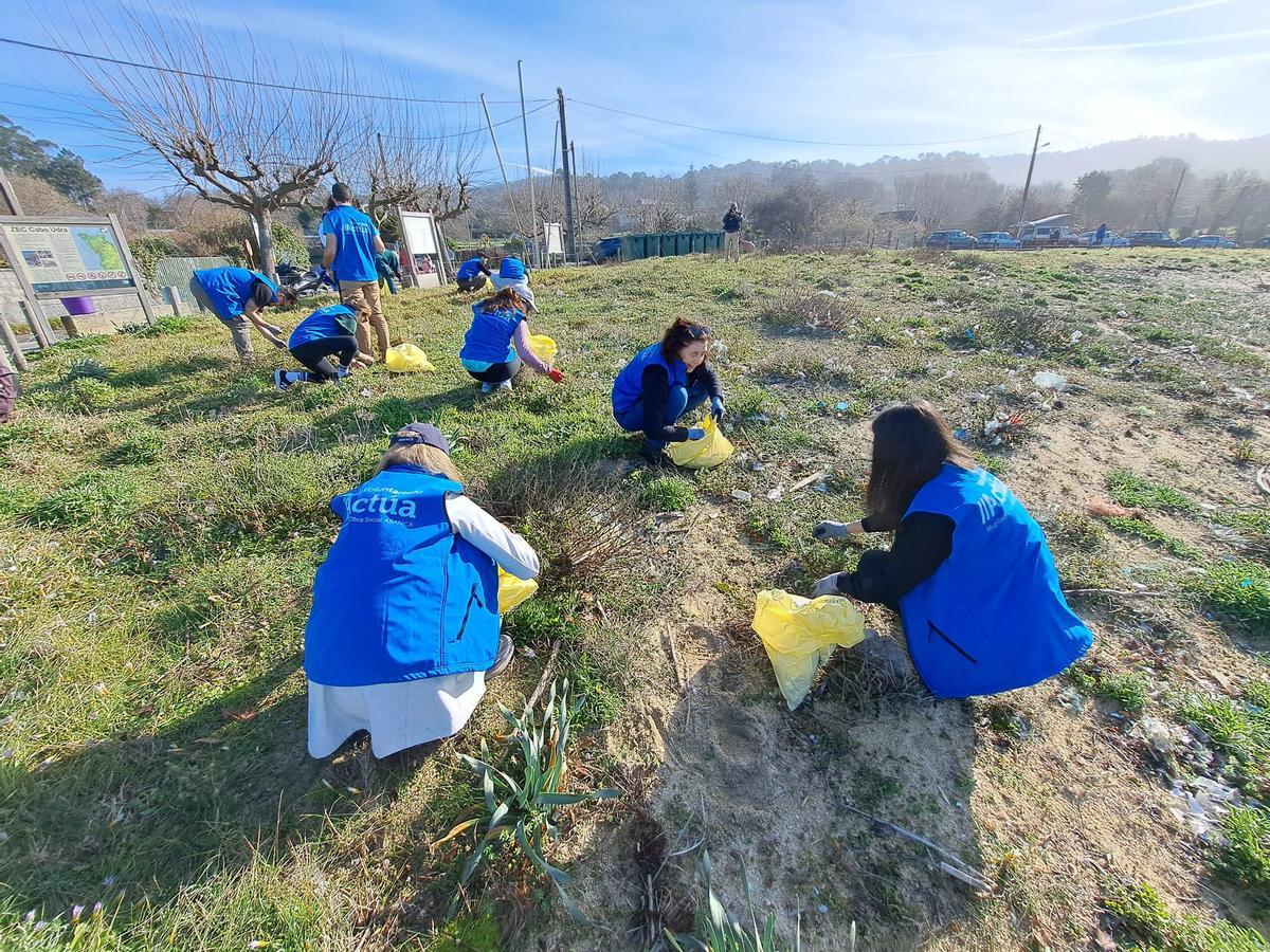 La limpieza de la playa de Area de Bon, en Bueu, en imágenes (II)