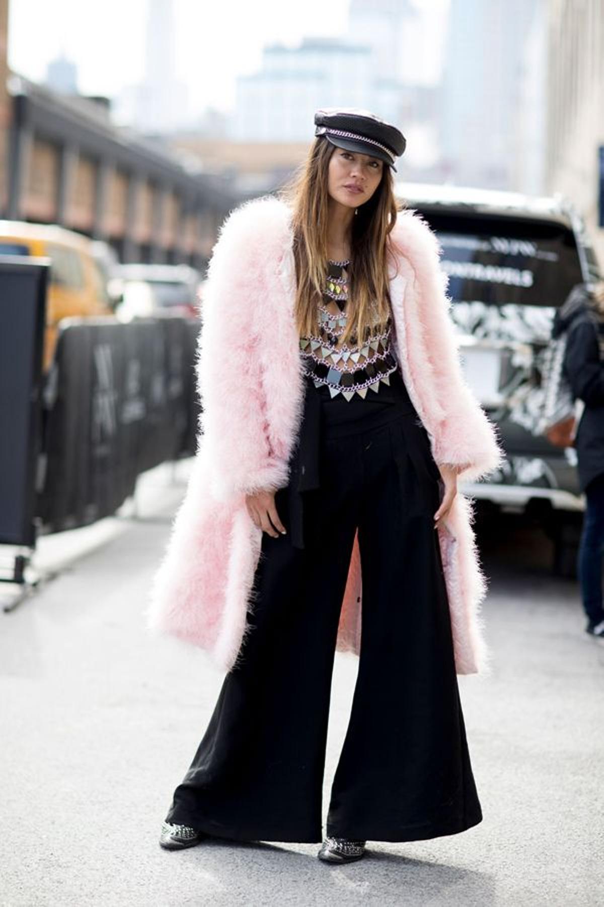 Abrigo de pelo rosa palo en el 'street style' de Nueva York