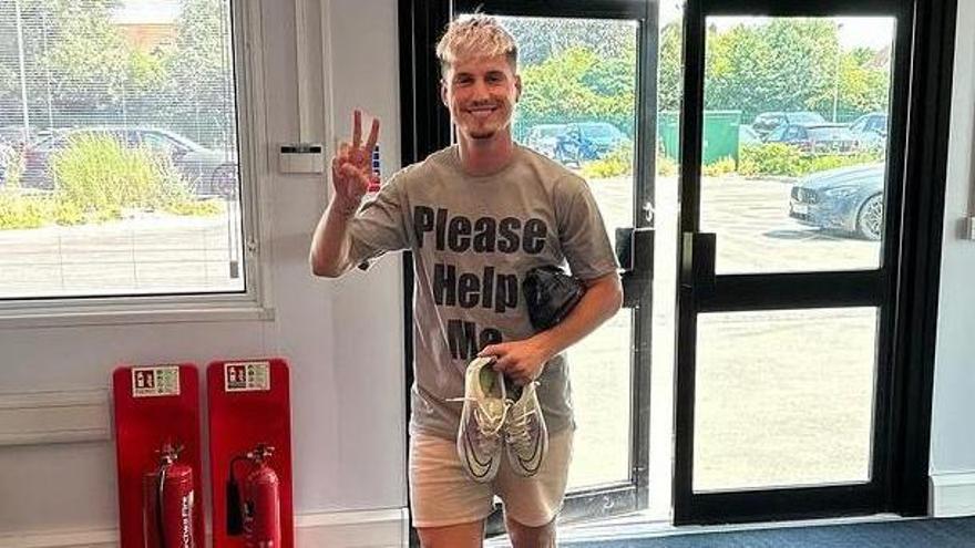 Sergi Canós en Londres con una camiseta con el mensaje de: 'Please healp me'
