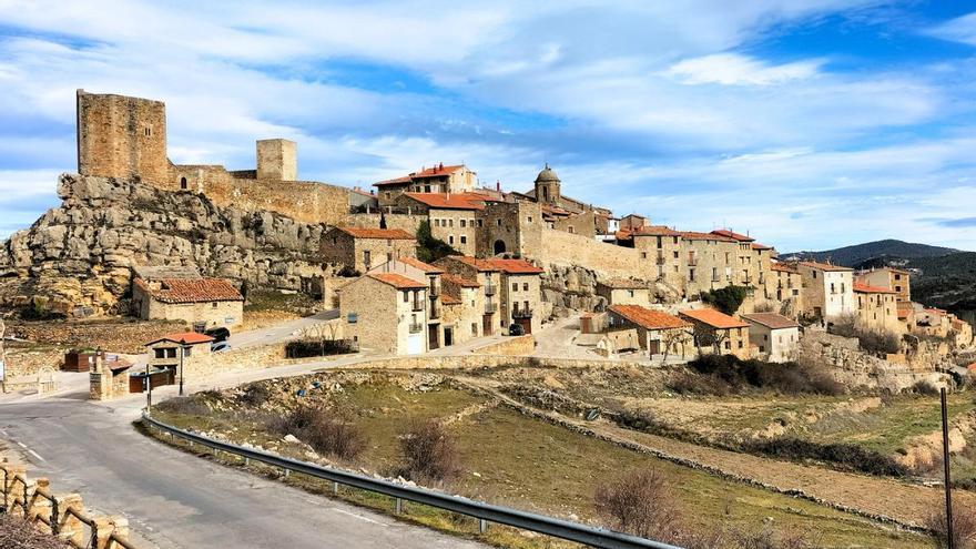 El mejor restaurante de la provincia, 141 habitantes y castillo: el pueblo medieval más bonito de Teruel es un auténtico desconocido