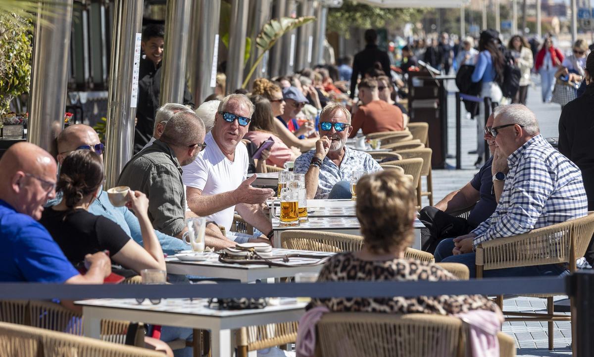 Terrezas de restaurantes llenas en Alicante en esta Semana Santa.