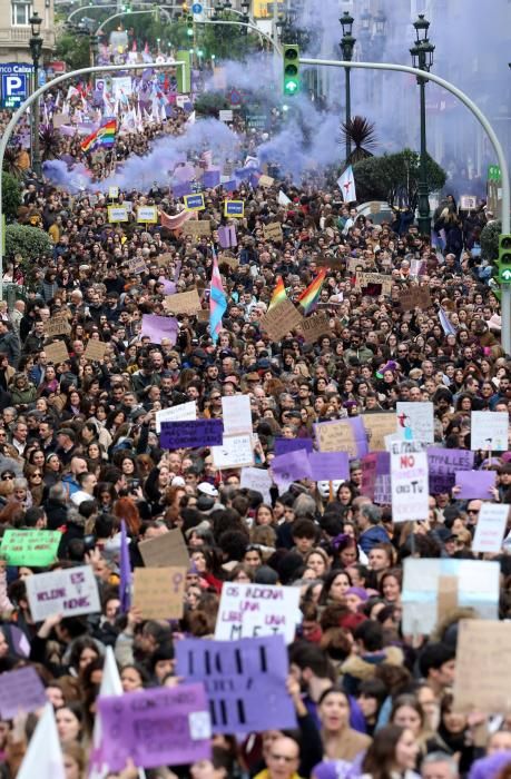 Decenas de miles de viguesas y vigueses vuelven a manifestarse este 8M para reclamar cambios en el sistema.