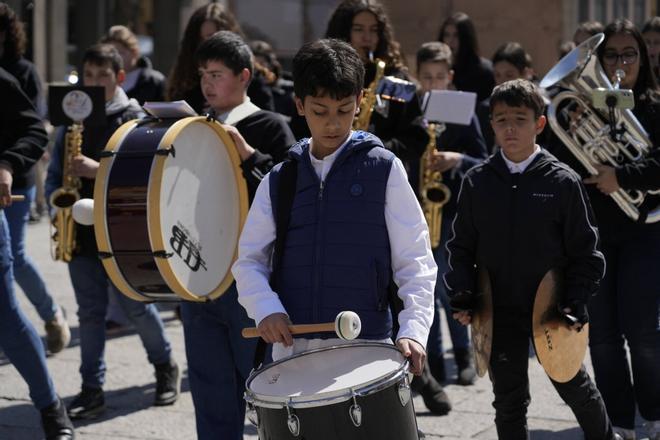 La banda de música del colegio Corazón de María interpretan marchas semanasanteras