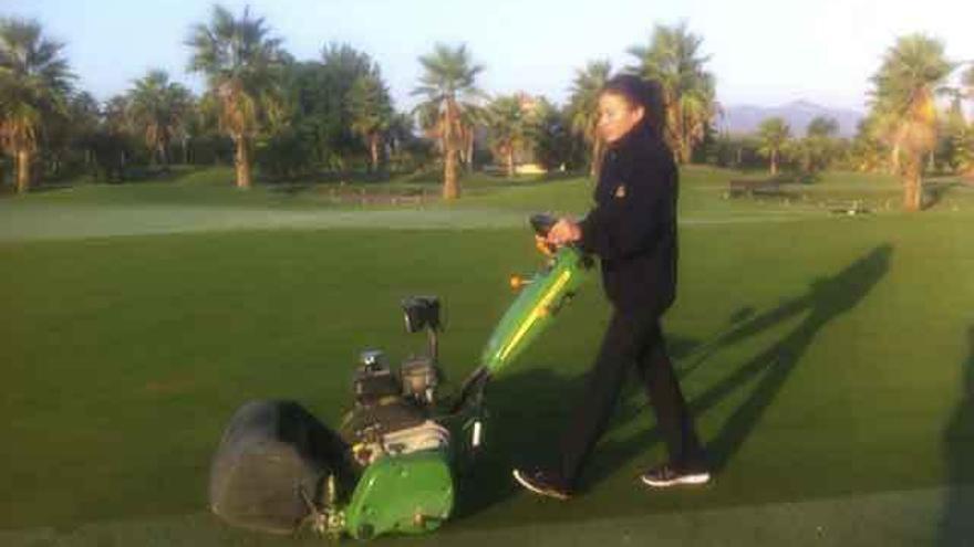 Lara Arias, la &quot;greenkeeper&quot; más rápida de Málaga