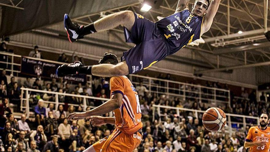 Álex Reyes, en el partido ante el Palencia en Pumarín.