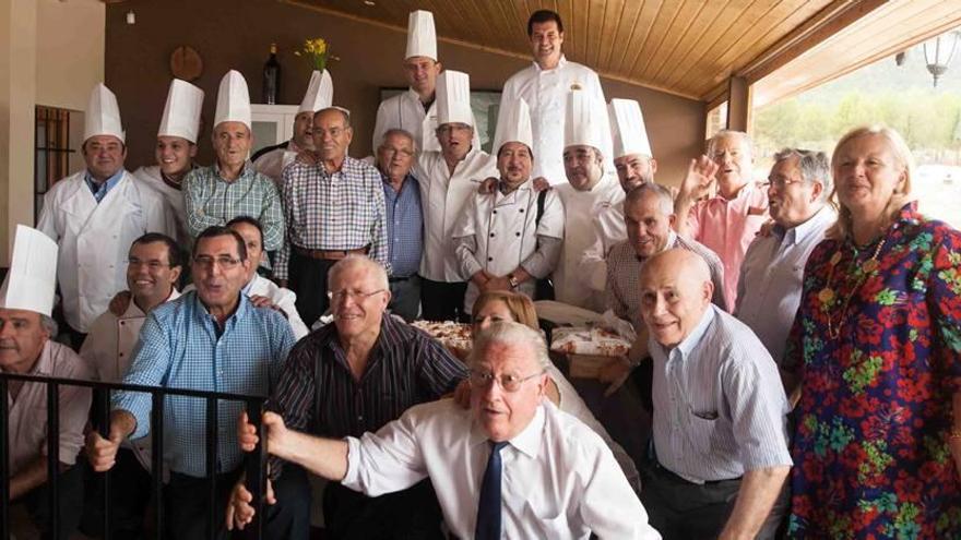 Foto de familia de los miembros de ´Pasteleros en Acción´ y los homenajeados.