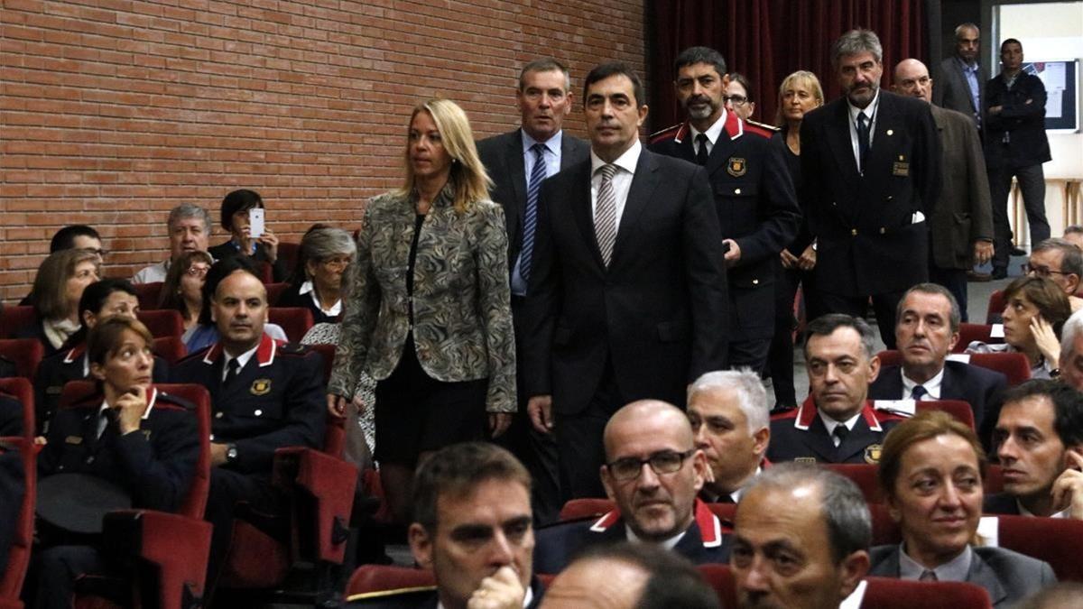 Annabel Marcos y Pere Soler, con Josep Lluís Trapero detrás, en la inauguración del curso académico.