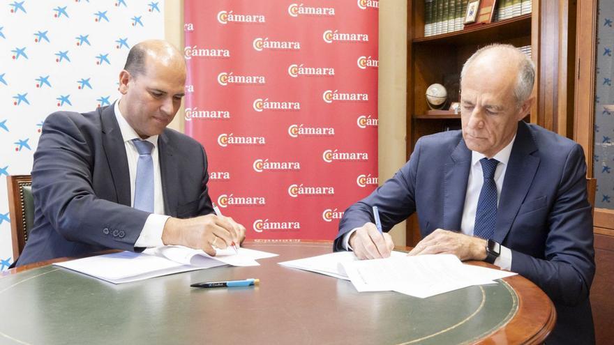 Manuel Afonso, director territorial de CaixaBank, y Santiago Sesé, presidente de la Cámara de Comercio, sellan el acuerdo.
