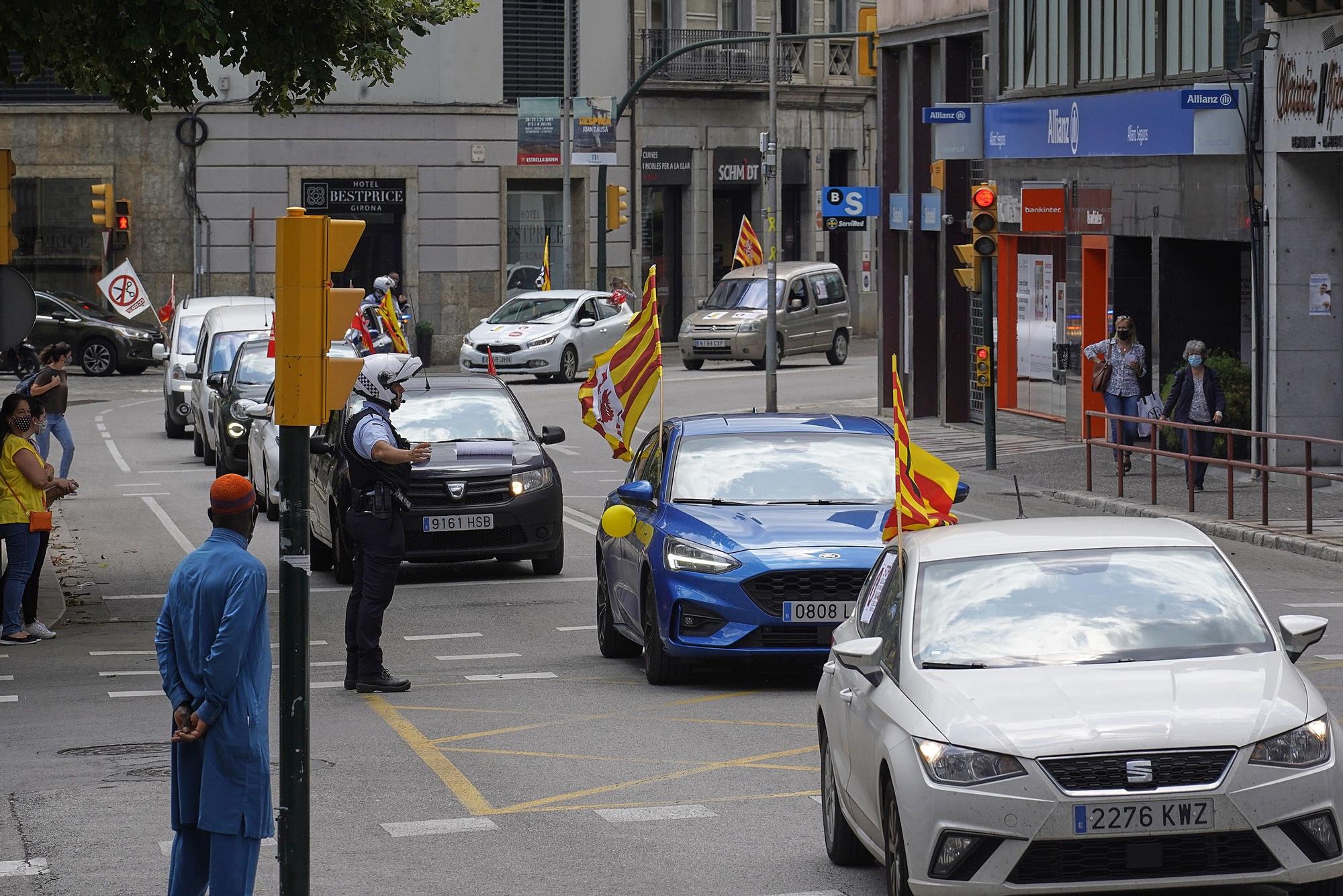 Marxa lenta de treballadors de Correus de Girona