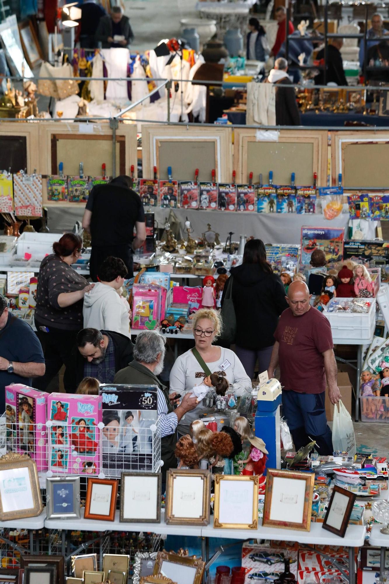 Larga cola en la apertura de la Feria de Antigüedades