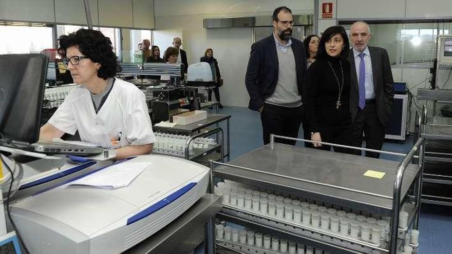 Ángeles Vázquez, ayer, en su visita al Laboratorio de Análisis de la Leche.