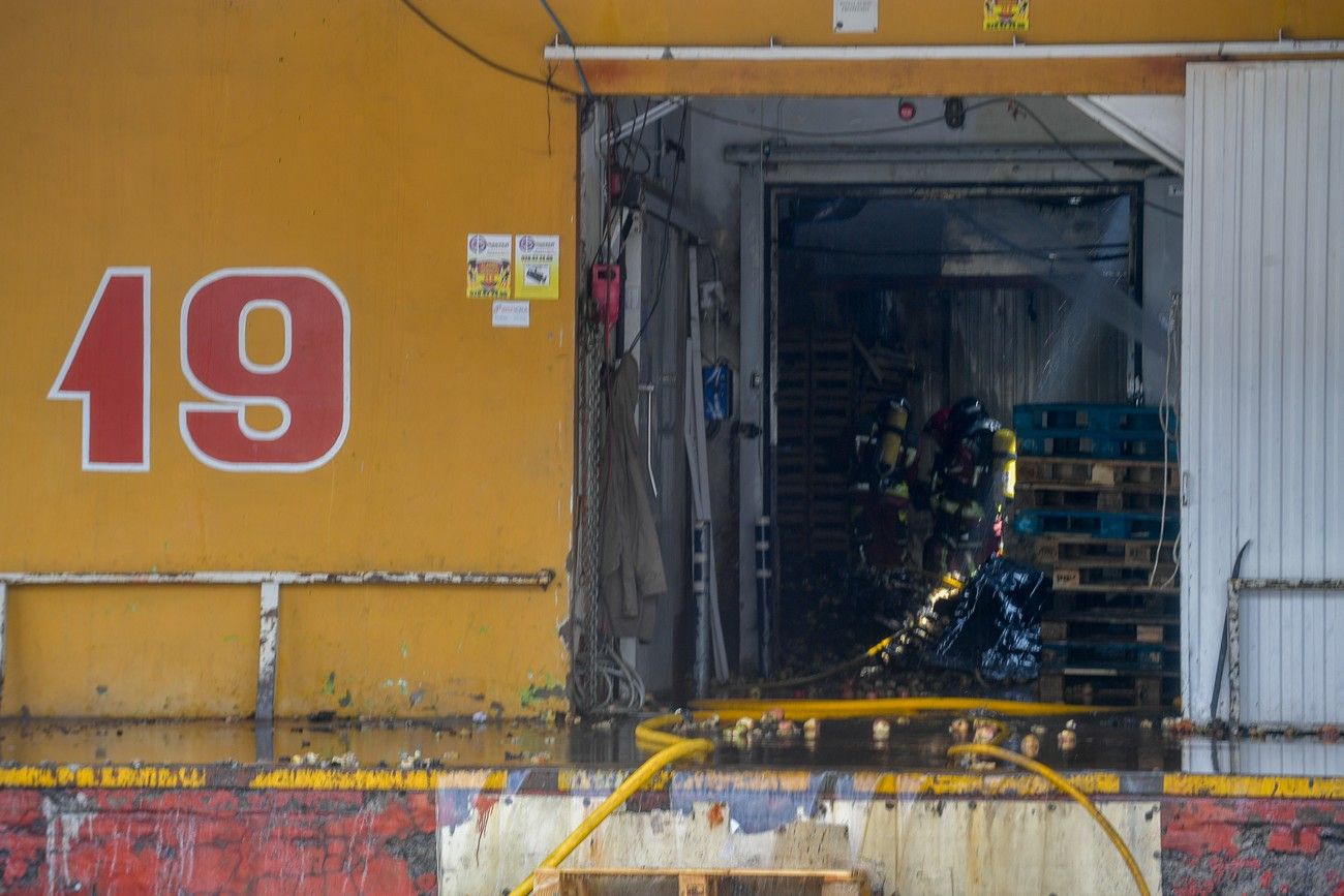 Bomberos de Las Palmas de Gran Canaria controlan el incendio de una nave multiusos en Mercalaspalmas