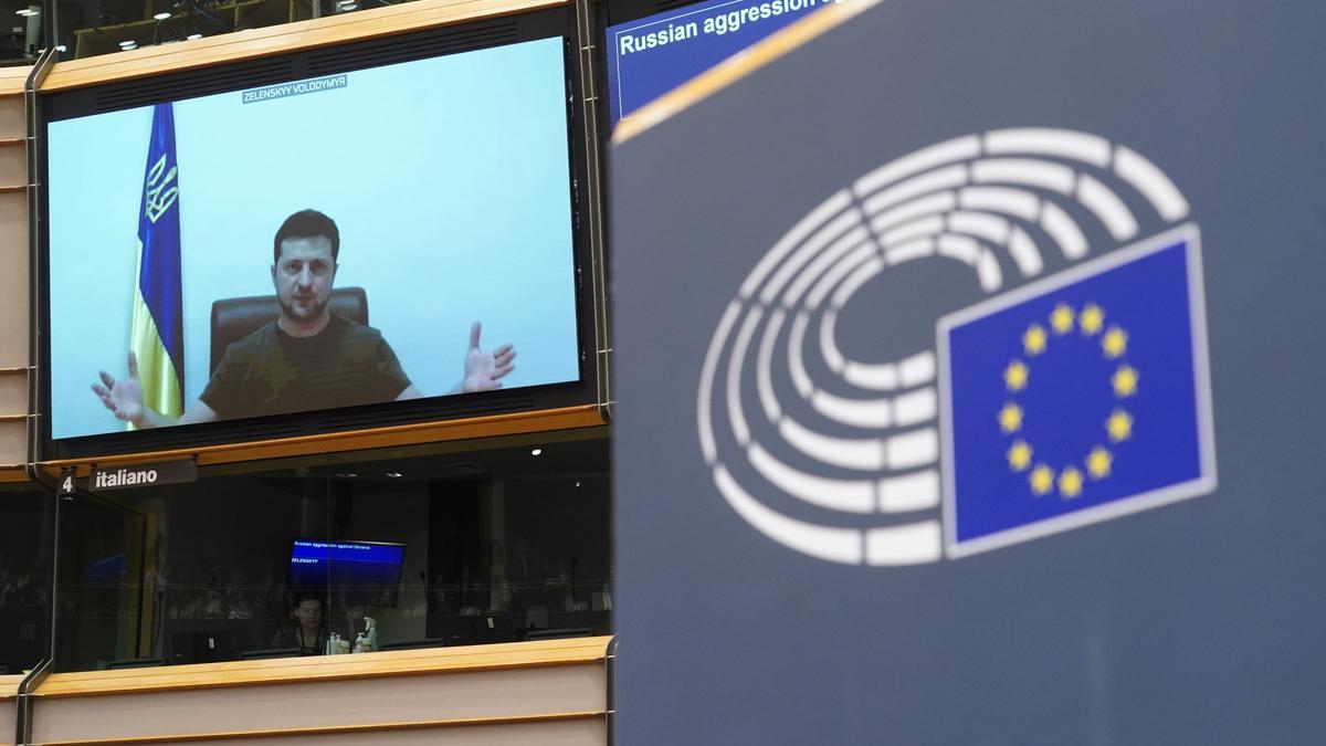 El presidente de Ucrania, Volodymyr Zelensky,  comparece ante el Parlamento Europeo por videoconferencia.