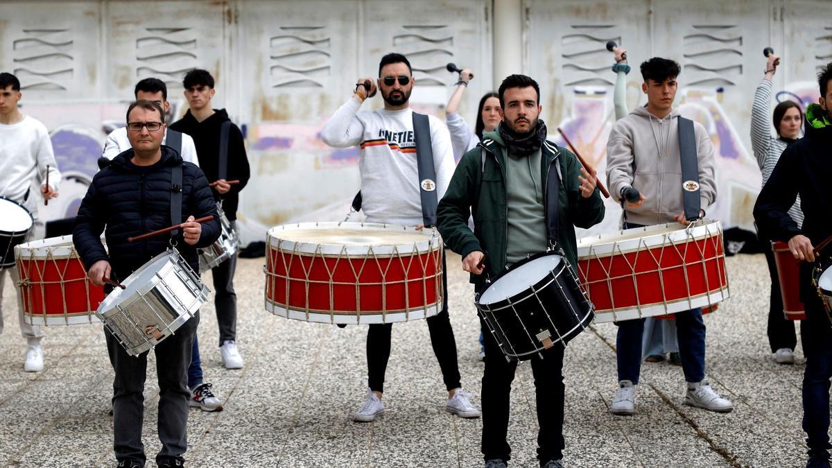 La cofradía de la Columna ensaya para el concurso del tambores junto al Centro Aragonés del Deporte.