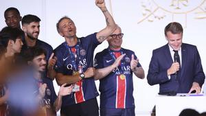 Luis Enrique , durante la celebracin de la conquista de la Champions junto a Luis Campos y Emmanuel Macron