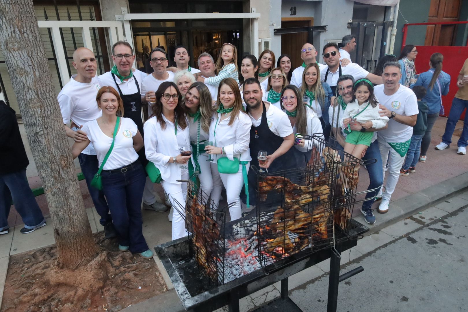 FOTOGALERÍA I Las imágenes de la Nit de la Xulla y del encuentro de elaboración de allioli de las fiestas de Vila-real