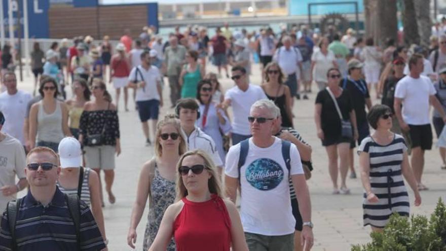 Un grupo de turistas pasea en Cartagena.