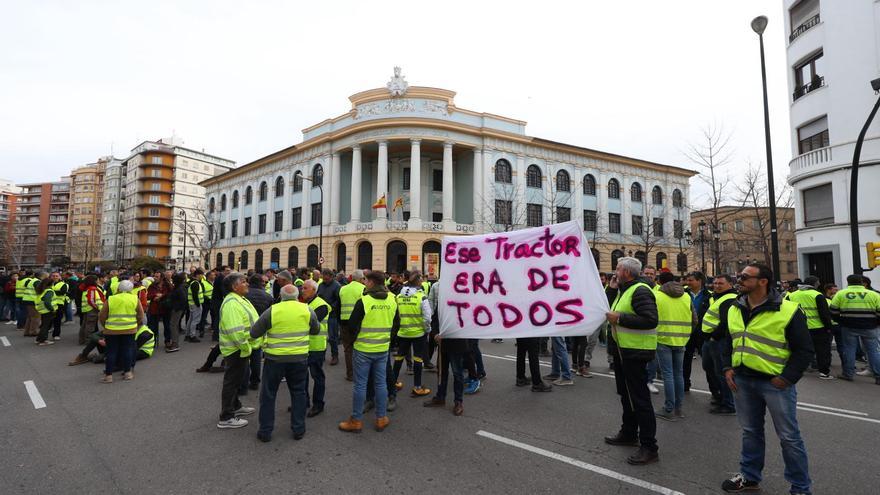 Un grupo de agricultores corta el paseo María Agustín de Zaragoza tras las detenciones por el &#039;sitio&#039; a La Aljafería