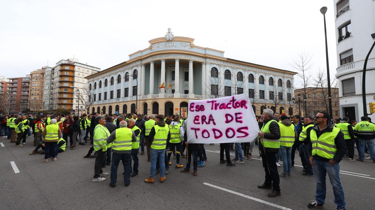 En imágenes | Un grupo de agricultores se concentran frente a la Jefatura Superior de Aragón