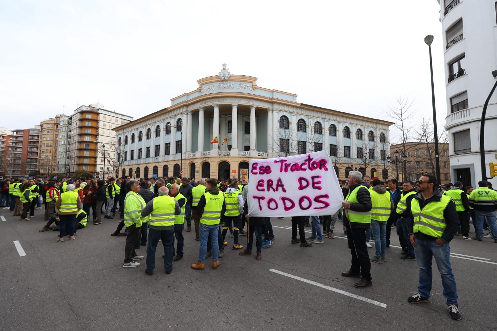 En imágenes | Un grupo de agricultores se concentran frente a la Jefatura Superior de Aragón