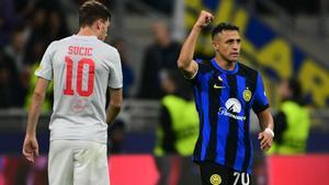 Alexis Sanchez celebra tras marcarle un gol al Salzburgo