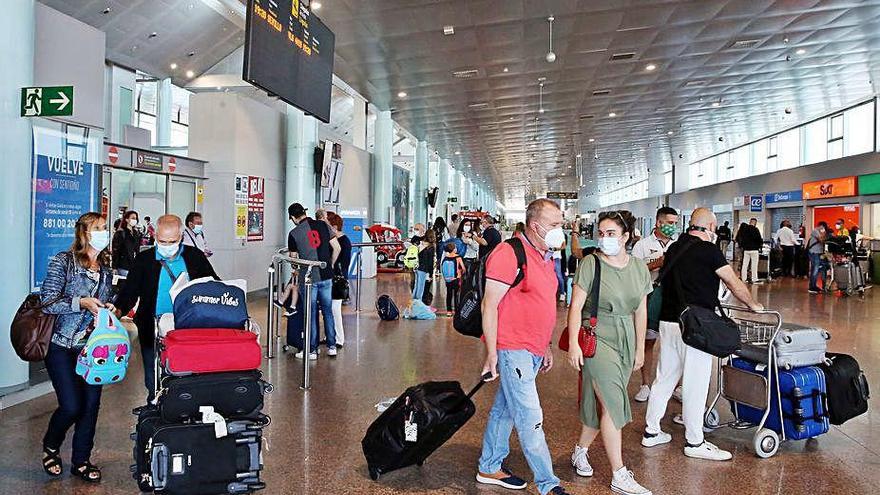 Llegada de pasajeros al aeropuerto de Peinador.